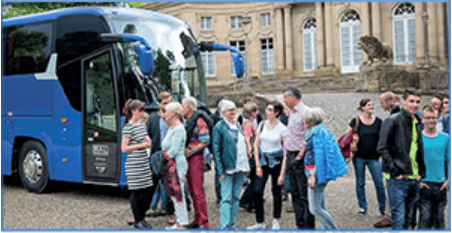 Gruppe glücklicher Menschen 1