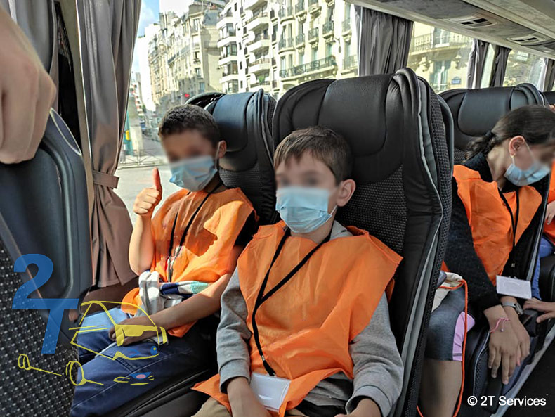 Foto von zwei Jungen im Bus