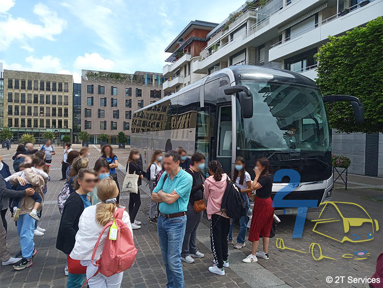 Foto Schulgruppe mit Bus