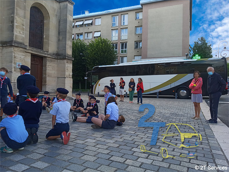 Foto Schulgruppe mit Bus